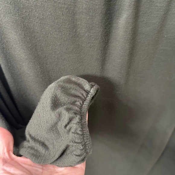 Chico’s Sz 1 (US M/L) Dark Khaki/Olive Green Ruffle Detail V Neck Top GUC - Picture 5 of 10